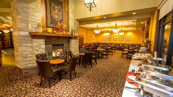 Déjeuner, dîner, souper et brunch servis sur place