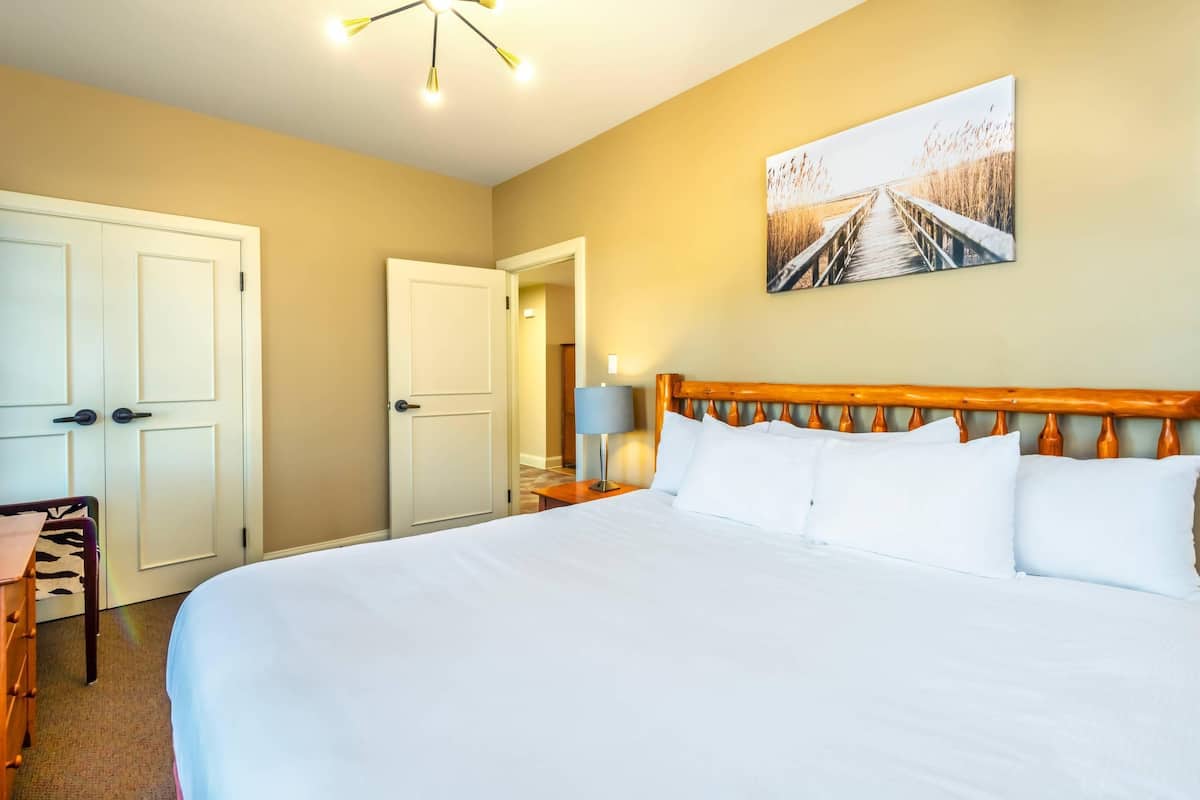 Suite, 1 Queen Bed with Sofa bed, Non Smoking (Upgrade, Efficiency) | Premium bedding, down comforters, pillowtop beds, iron/ironing board