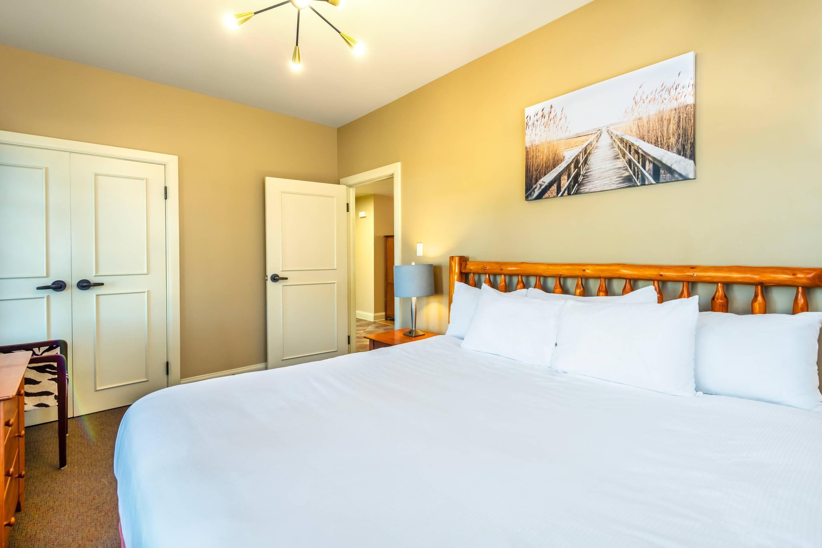 Suite, 1 grand lit et 1 canapé-lit, non-fumeur (Upgrade, Efficiency) | Literie de qualité, couette en duvet, lit avec matelas à plateau-coussin