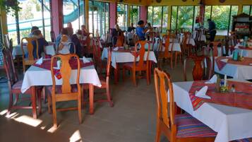 Café da manhã (USD 9.76 por pessoa)