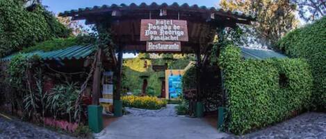 A wooden archway with a sign for Hotel Posada de Don Rodrigo Panalachel.