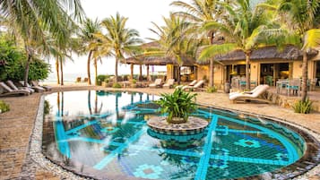 Ulkouima-allas, aurinkovarjoja, aurinkotuoleja