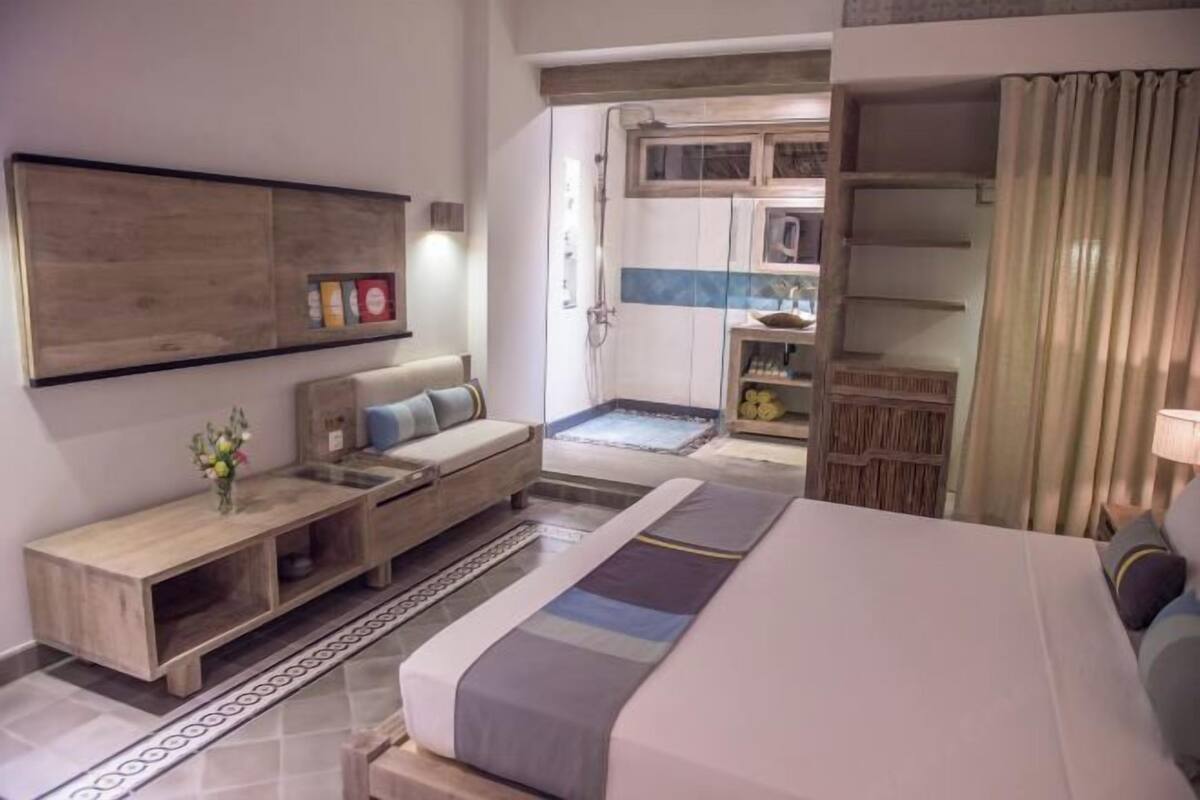 Roupas de cama premium, edredons de pluma, frigobar, cofres nos quartos