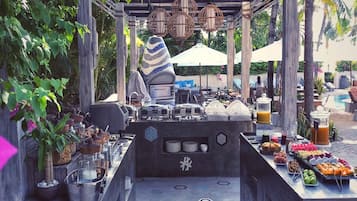 Daily continental breakfast (VND 1100000 per person)