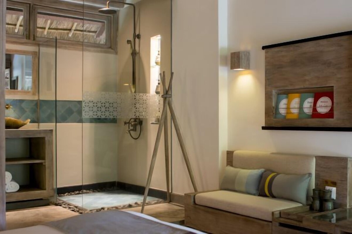 Premium bedding, down comforters, minibar, in-room safe