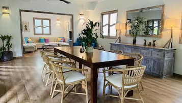 Huvila, 4 makuuhuonetta | Oleskelualue | Televisio