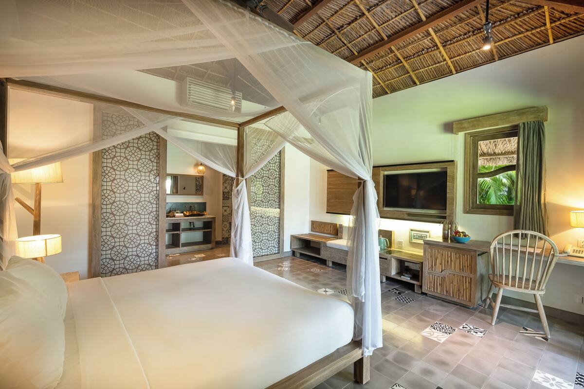 Roupas de cama premium, edredons de pluma, frigobar, cofres nos quartos