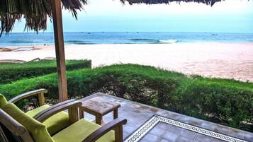 Kahden hengen deluxe-huone, rannan lähellä | Näkymä rannalle/valtamerelle