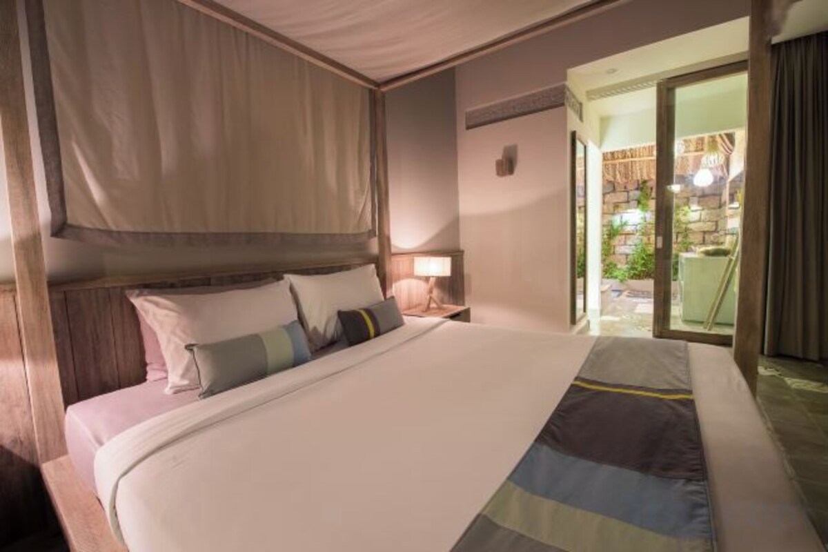 Premium bedding, down comforters, minibar, in-room safe