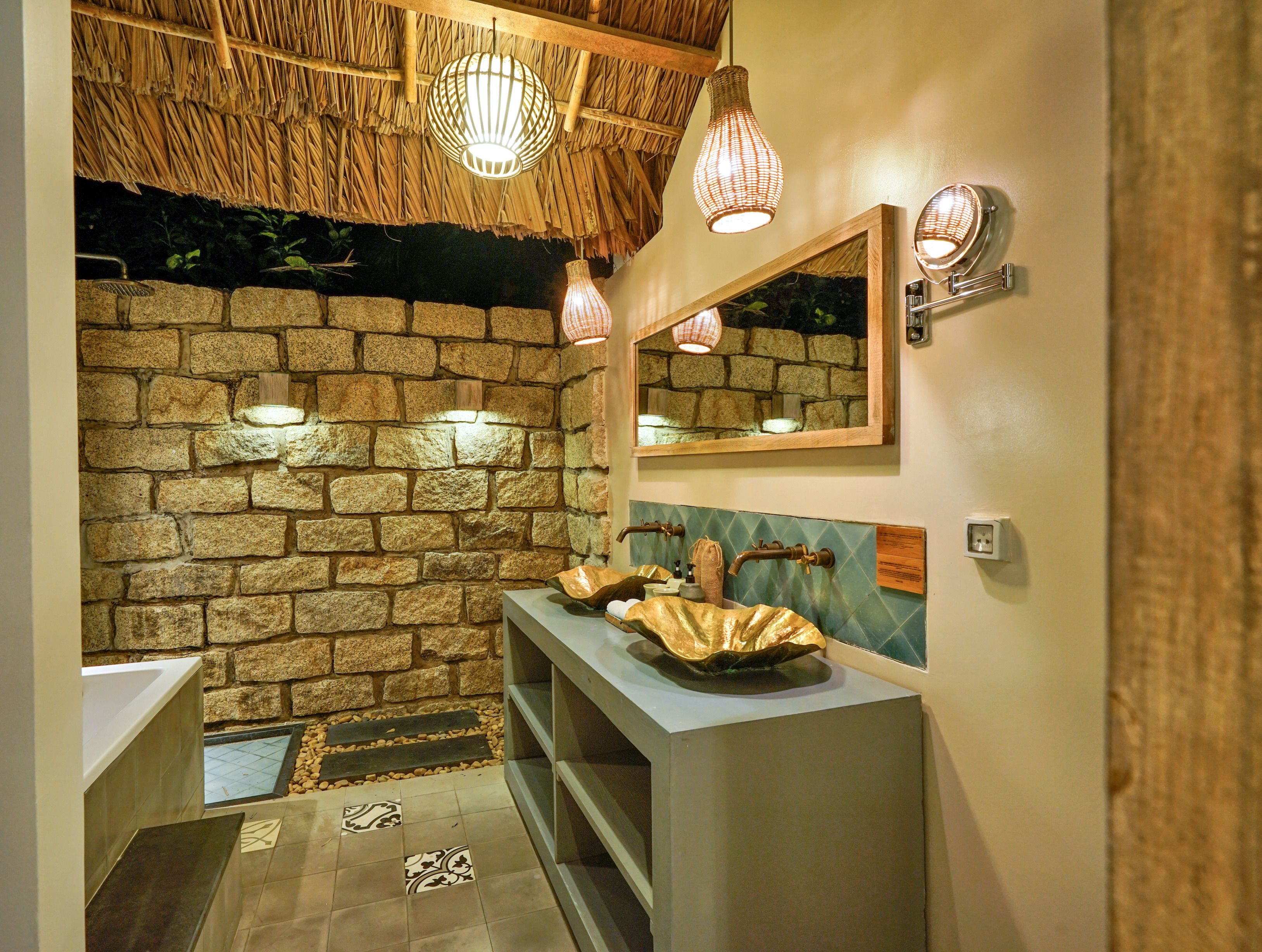 superior double or twin room, garden view | bathroom | shower, free toiletries, hair dryer, bathrobes