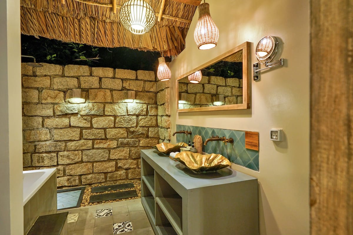 superior double or twin room, garden view | bathroom | shower, free toiletries, hair dryer, bathrobes