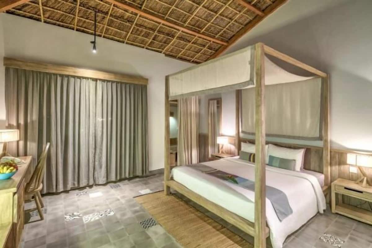 Premium bedding, down comforters, minibar, in-room safe