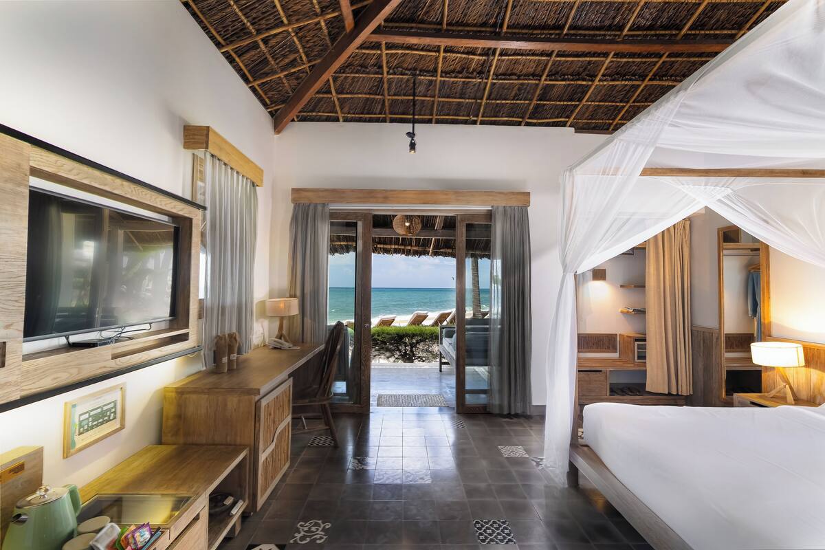 Quarto casal luxo, de frente para a praia | Roupas de cama premium, edredons de pluma, frigobar, cofres nos quartos