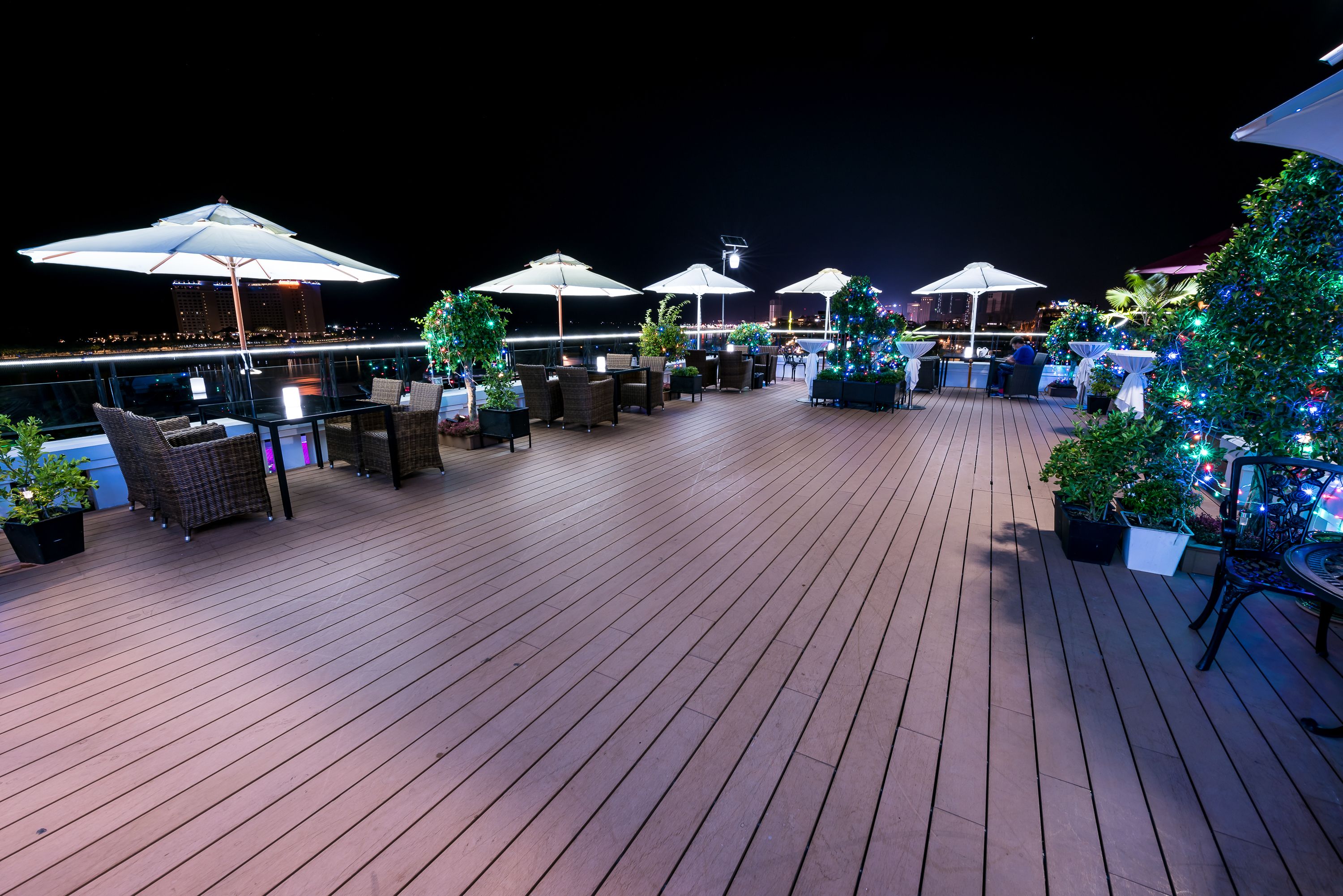rooftop bar, al fresco dining, open daily
