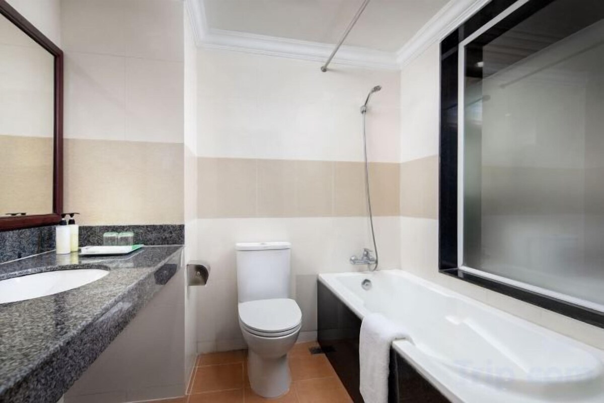 A bathroom with a toilet, sink, and bathtub.