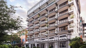 Un immeuble à plusieurs étages, doté de balcons, de grandes fenêtres et d’un toit plat.