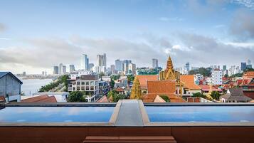 3 outdoor pools, open 7 AM to 9 PM, sun loungers