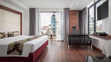 Ohana Residence, Balcony | Minibar, in-room safe, desk, blackout drapes