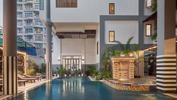 3 outdoor pools, open 7 AM to 9 PM, sun loungers