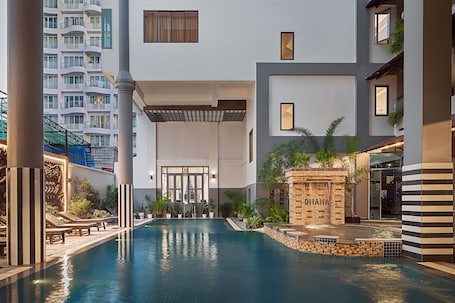 3 outdoor pools, open 7 AM to 9 PM, sun loungers