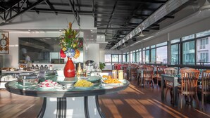 Un buffet proposant une variété de plats et agrémenté d’un centre de table décoratif.
