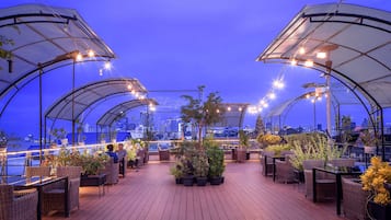 Breakfast, lunch, dinner served; international cuisine, alfresco dining