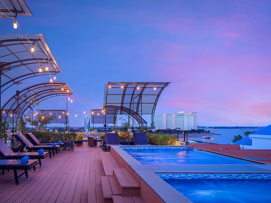 Breakfast, lunch, dinner served; international cuisine, alfresco dining