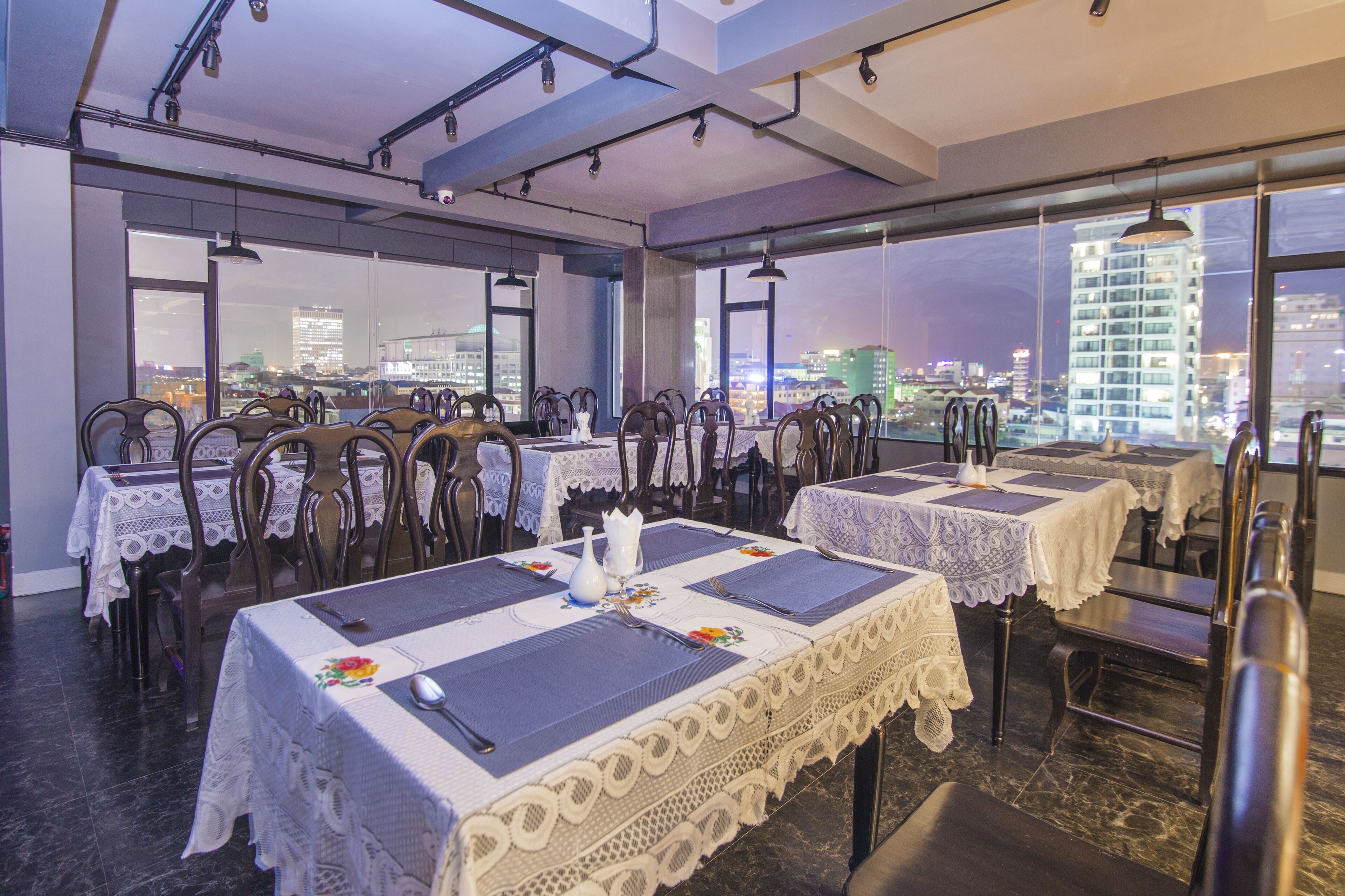 2 restaurants, breakfast, lunch served; local and international cuisine