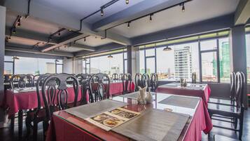 2 restaurants; breakfast, lunch, and dinner served