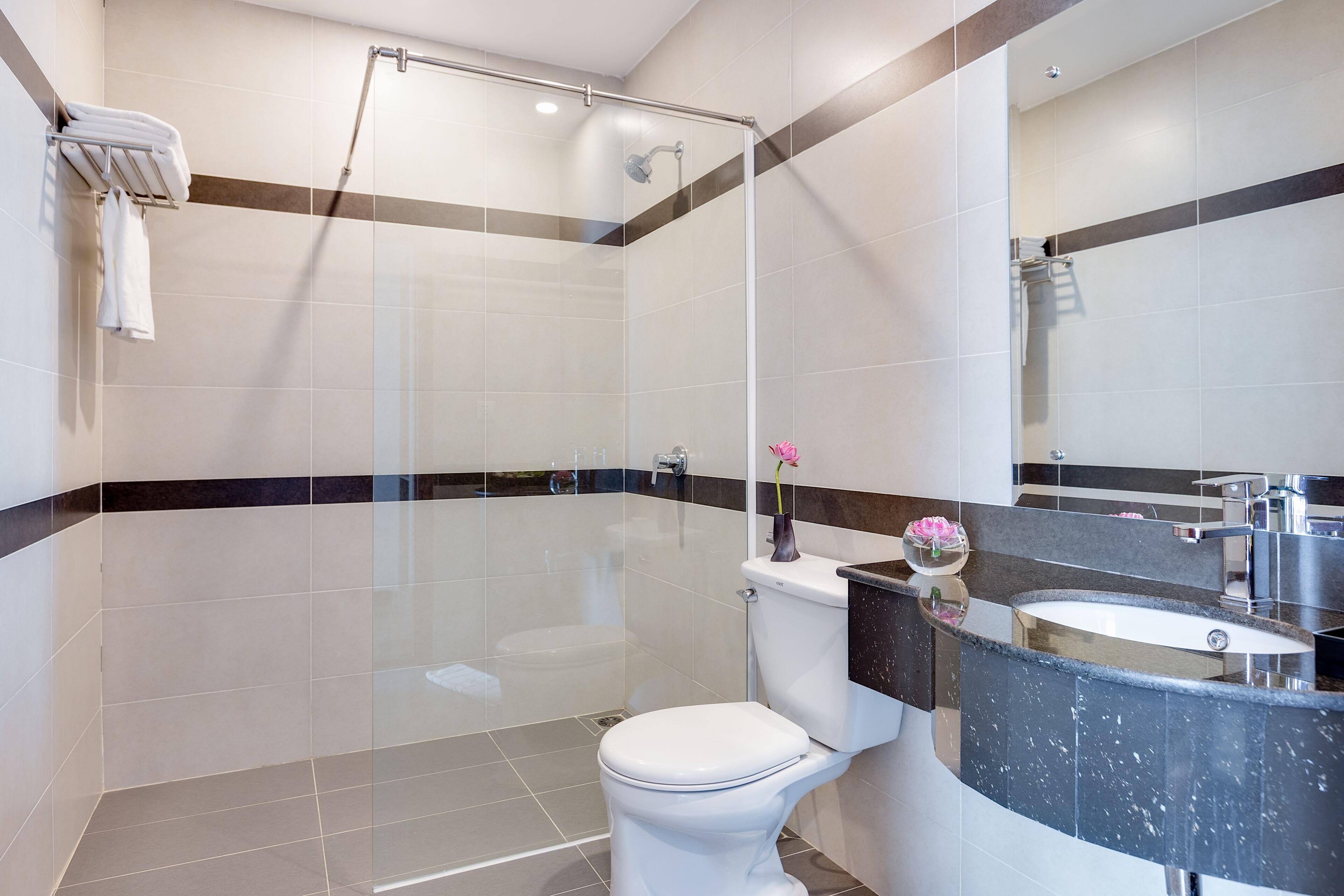superior twin room | bathroom | combined shower/bathtub, free toiletries, hair dryer, bathrobes