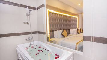 Ensemble douche/baignoire, articles de toilette gratuits, sèche-cheveux