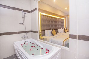 Combined shower/bathtub, free toiletries, hair dryer, bathrobes