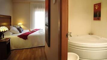 Minibar, caixa forta a l'habitació, escriptori i llits addicionals