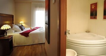 Minibar, una cassaforte in camera, una scrivania, letti aggiuntivi