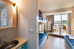 Phòng 4 dành cho gia đình, phòng tắm riêng | Truy cập Internet không dây miễn phí, bộ trải giường