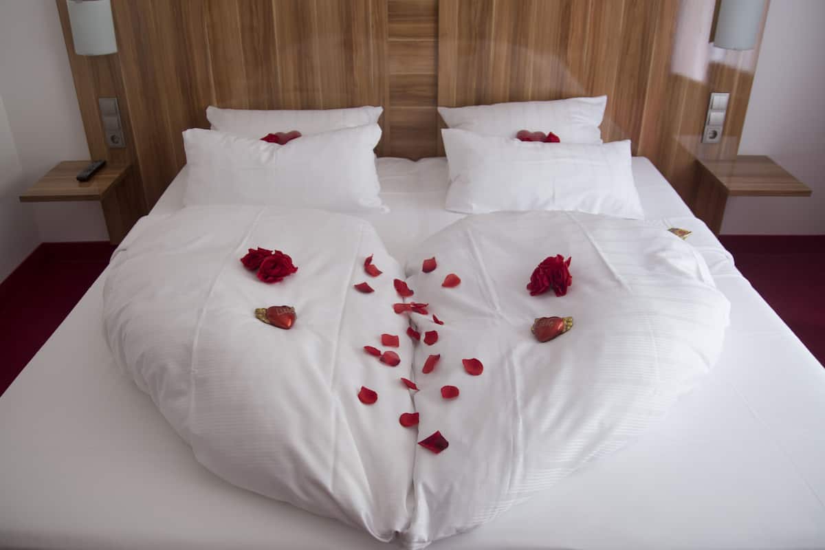 Premium bedding, pillow-top beds, minibar, in-room safe