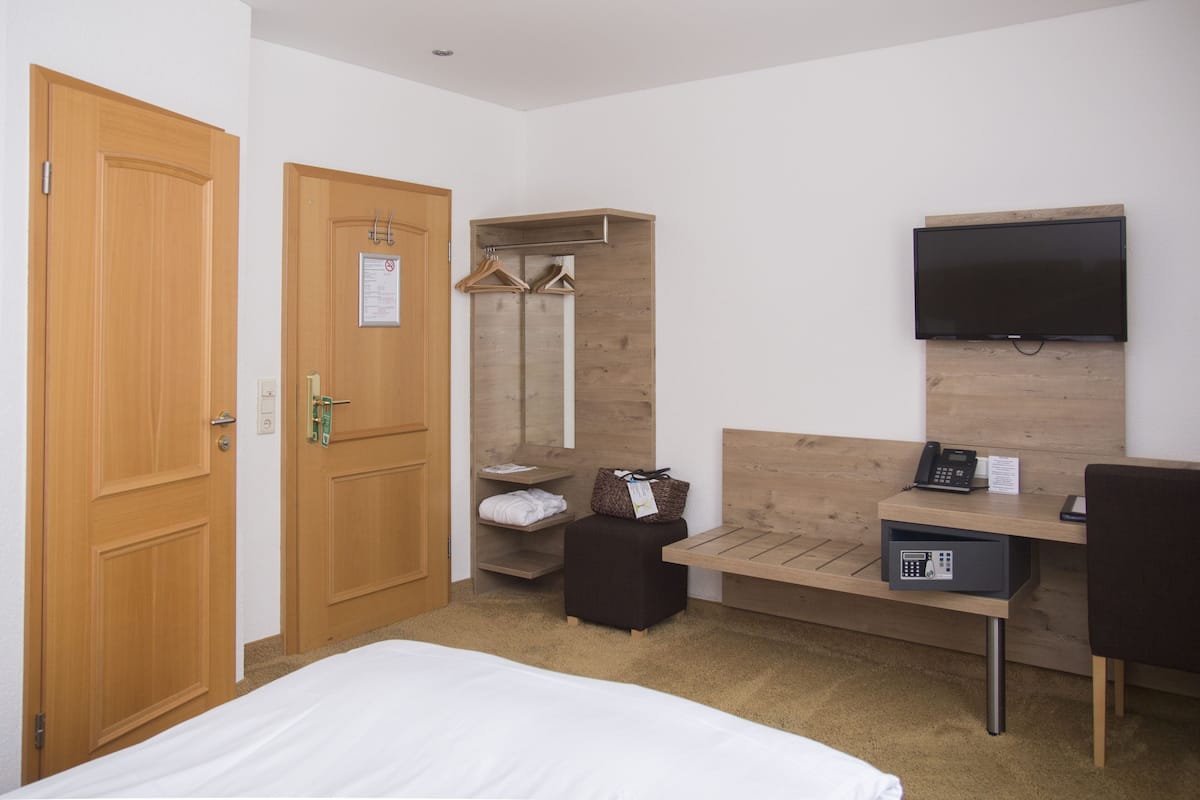 premium bedding, pillow-top beds, minibar, in-room safe