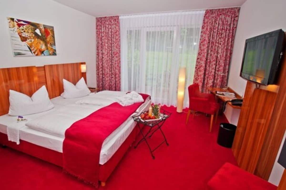 Luxe beddengoed, pillowtop-bedden, een minibar, een kluis op de kamer