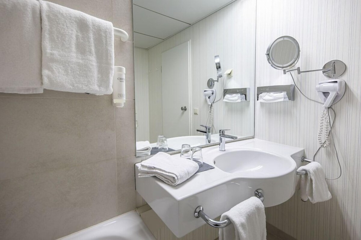 Bathroom | Combined shower/bathtub, hair dryer, towels