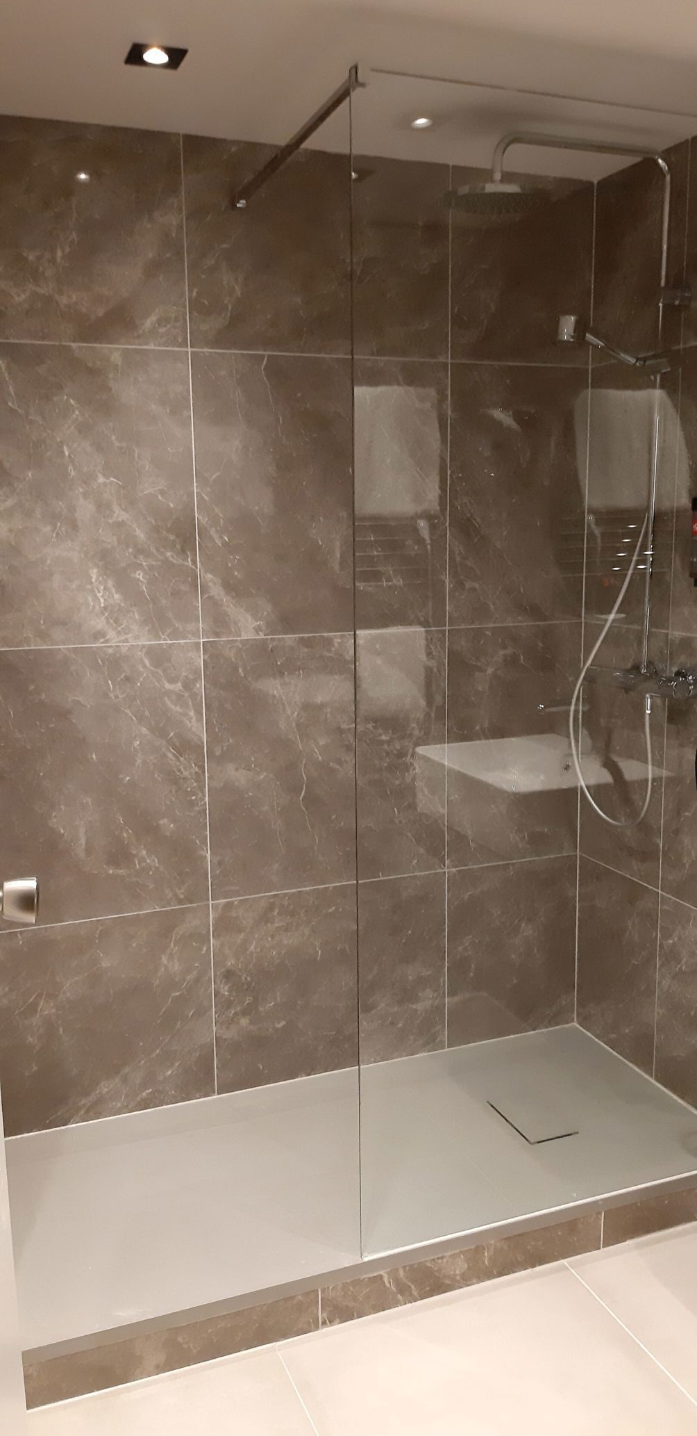 Bathroom | Combined shower/tub, hair dryer, towels