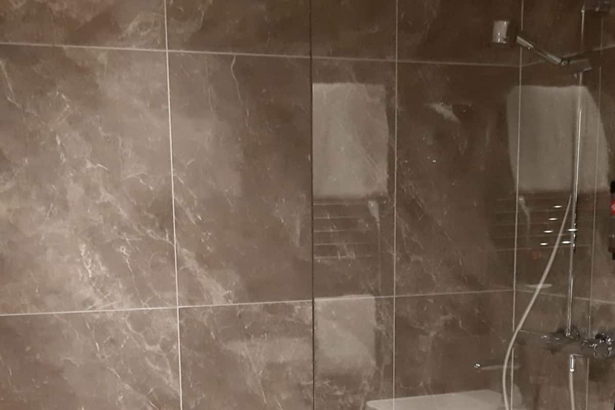 Salle de bain | Ensemble douche/baignoire, sèche-cheveux, serviettes fournies