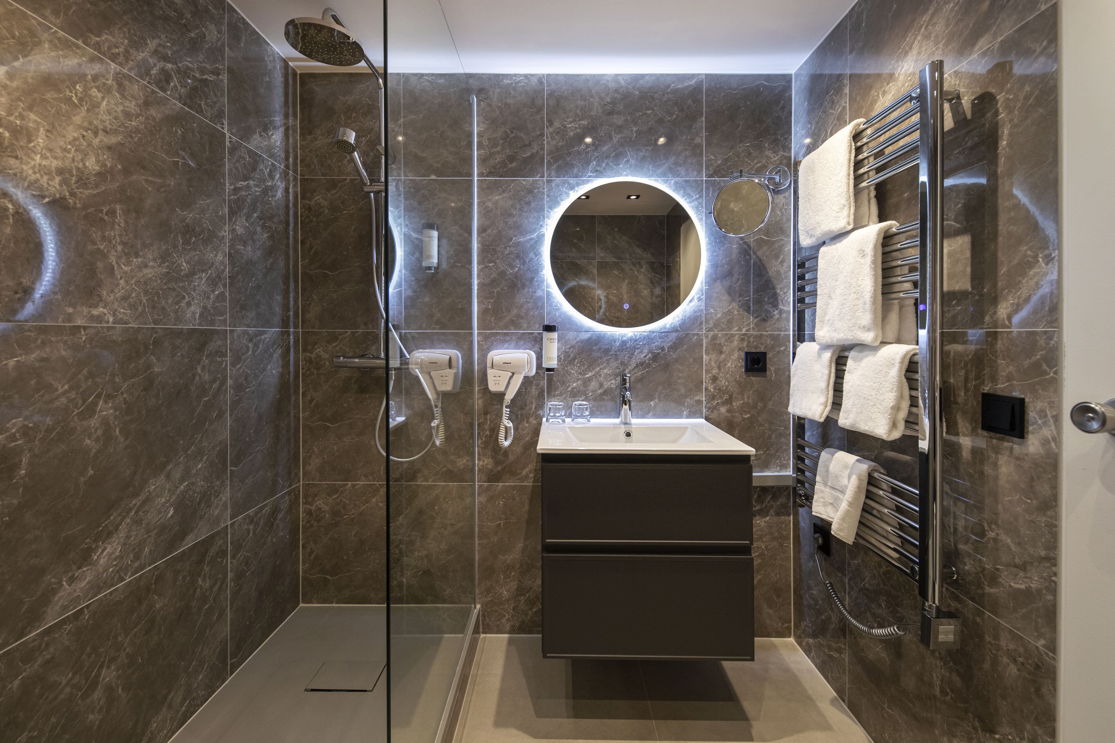 Habitación doble superior | Baño | Ducha y bañera combinadas, secador de pelo y toallas