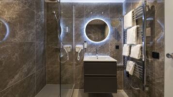 Superior Double Room | Bathroom | Combined shower/bathtub, hair dryer, towels