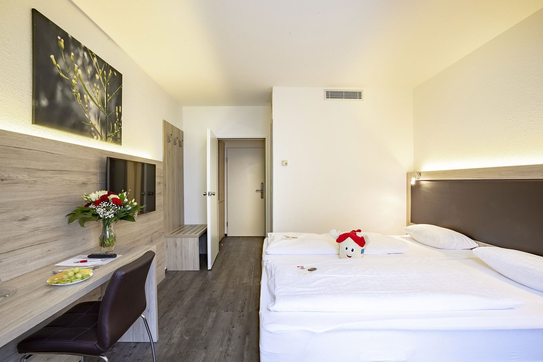 Hypo-allergenic bedding, desk, blackout drapes, free WiFi