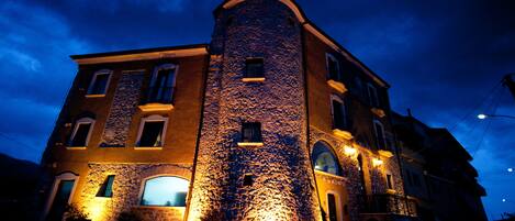 施設の正面 (日没後)