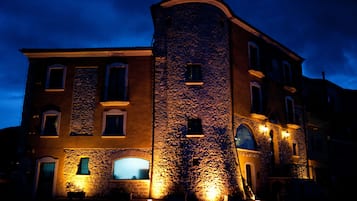 Majoituspaikan julkisivu illalla/yöllä