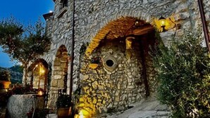 A stone building with arched windows and a stone facade. - Hotel Villa Torre Antica (Atena Lucana)