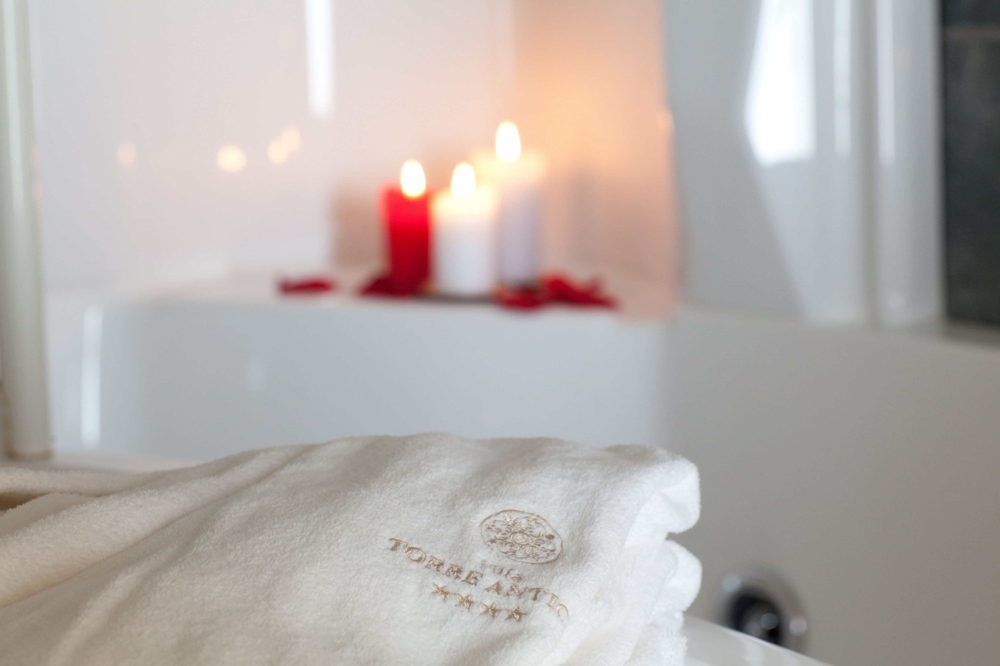 deluxe suite, 1 double bed, accessible, bathtub | jetted bathtub