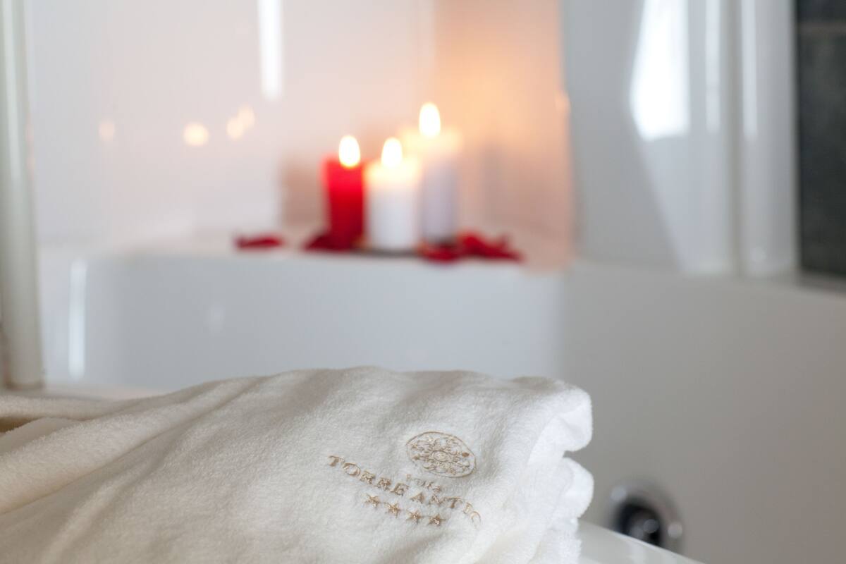 deluxe suite, 1 double bed, accessible, bathtub | jetted bathtub