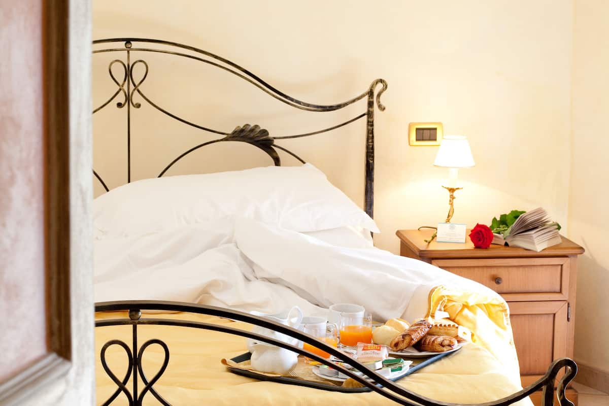 deluxe suite, 1 double bed, accessible, bathtub | down duvets, in-room safe, iron/ironing board, free cots/infant beds